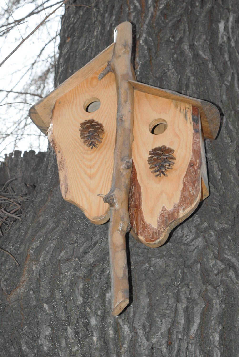 Nichoir pour oiseaux en bois décoré de cônes fait main pour deux familles photo 4