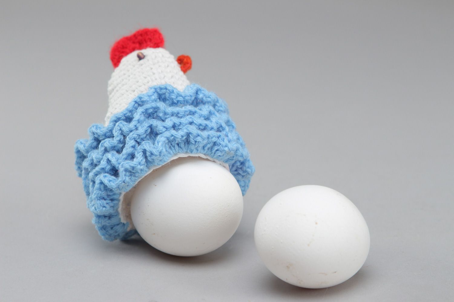 Light small handmade painted egg cover Easter chicken crocheted of wool and cotton photo 3
