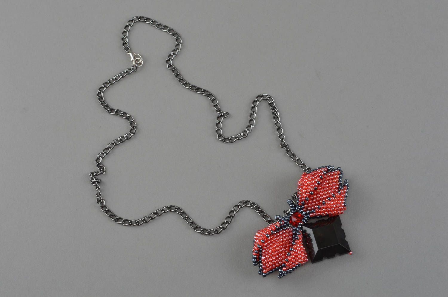 Broche papillon avec chaîne pendentif en perles de rocaille rouge noir fait main photo 2