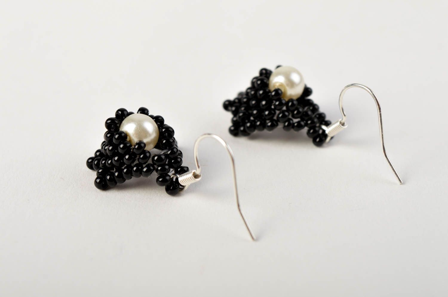 Boucles d'oreilles fait main Bijou original noir blanc perles Accessoire femme photo 2