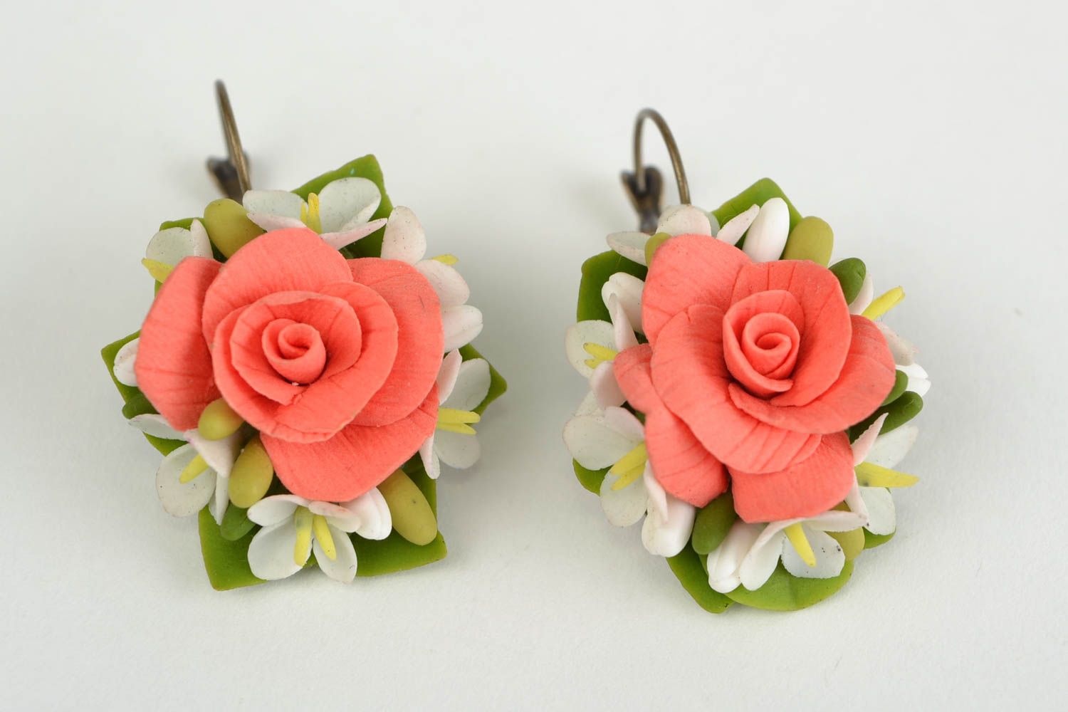 Boucles d'oreilles artisanales en porcelaine froide faites main Fleurs roses photo 3