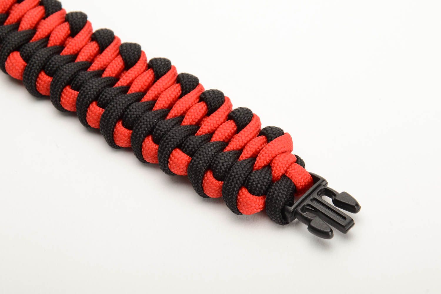 Stilvolles rot schwarzes handmade breites Armband aus Paracord originell  foto 2