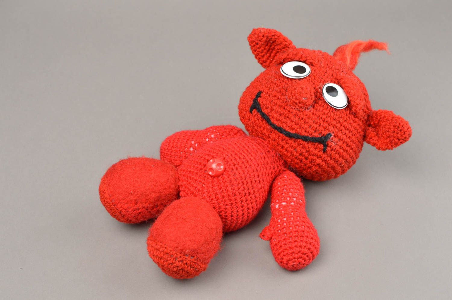 Peluche extra-terrestre souriant rouge tricotée au crochet faite main originale photo 3