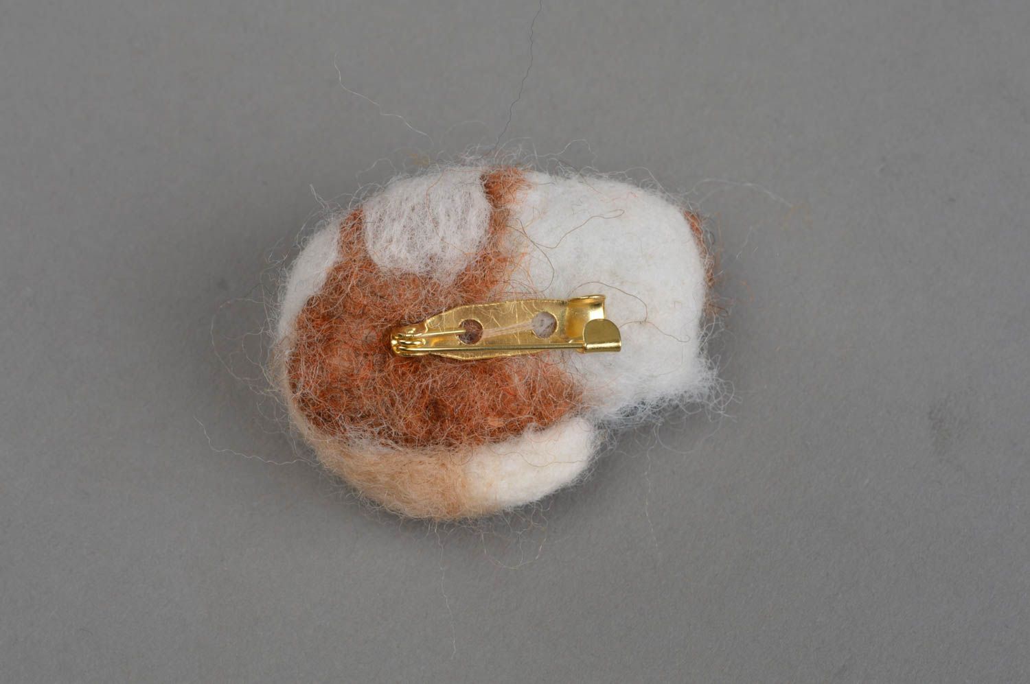 Petite broche chien beige en laine naturelle feutrée faite main originale photo 4