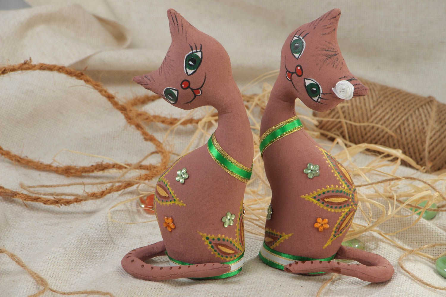 Juguetes decorativos hechos a mano con forma de gatos marrones pintados  foto 1