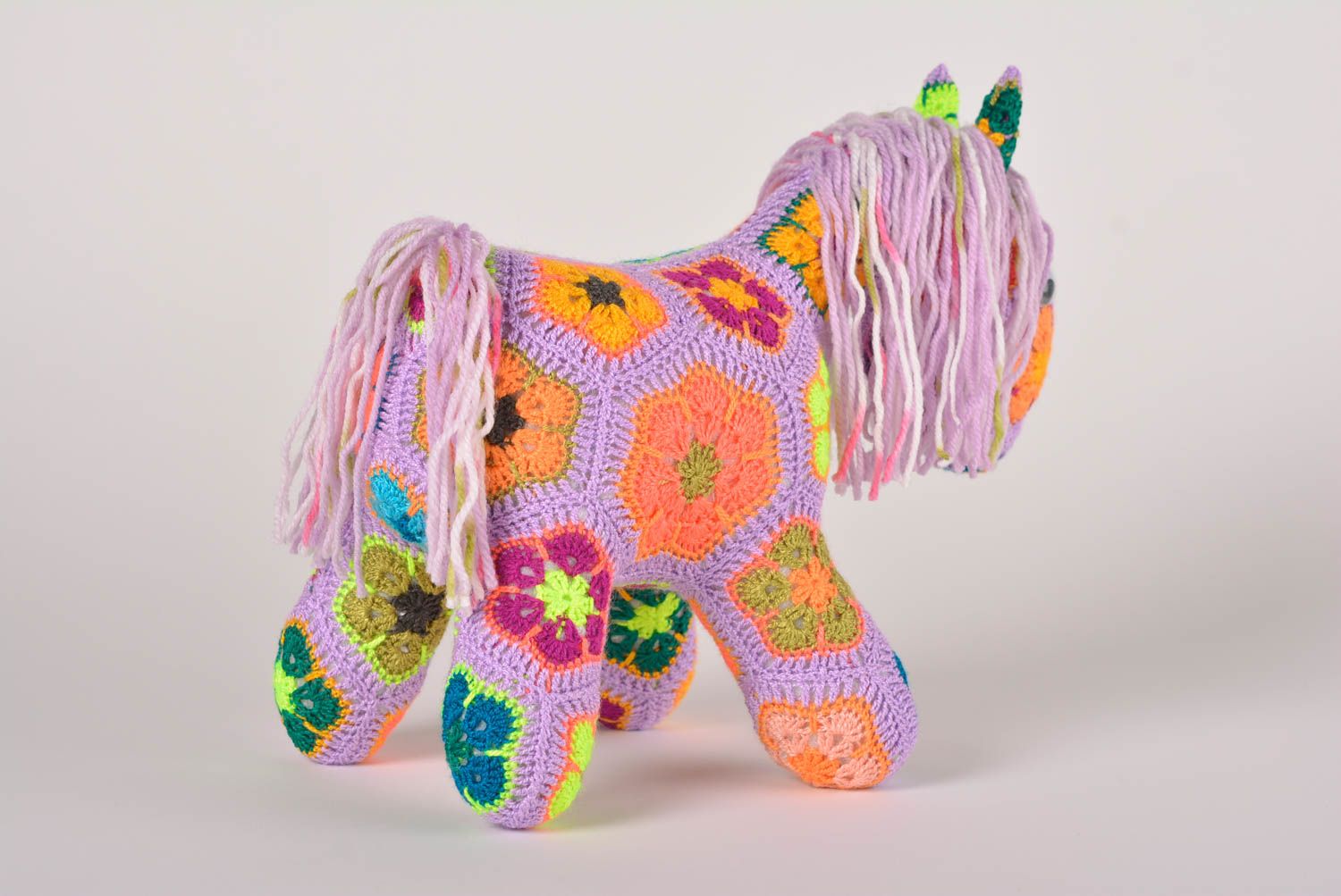 Peluche cheval faite main Jouet tricot mauve à fleurs Cadeau pour enfant photo 3