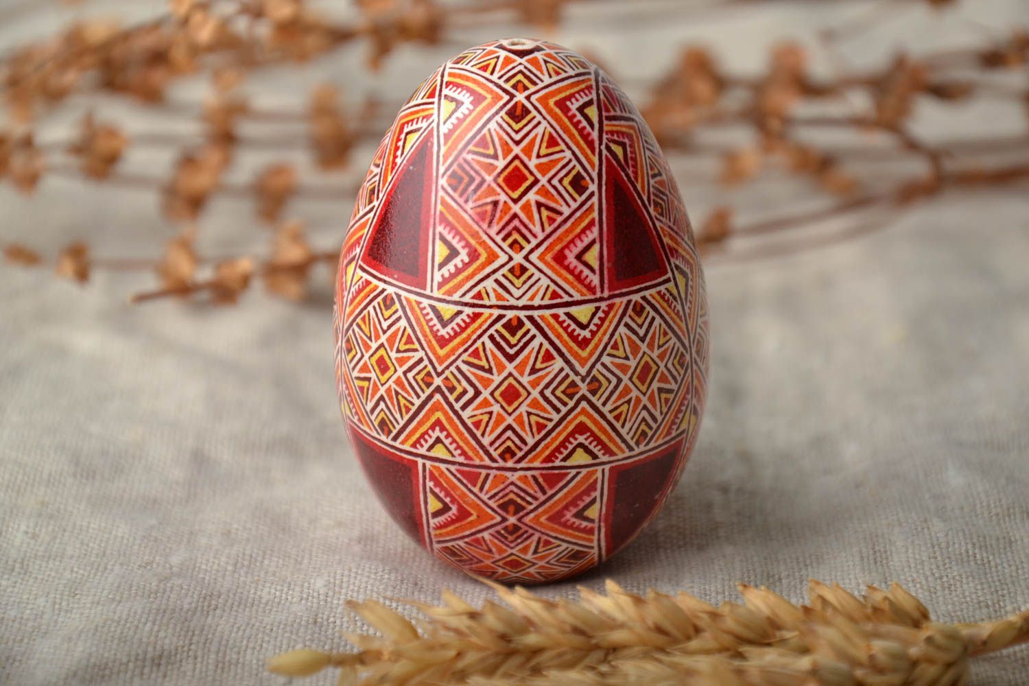 Яйцо с росписью в традиционном украинском стиле гусиная писанка фото 1