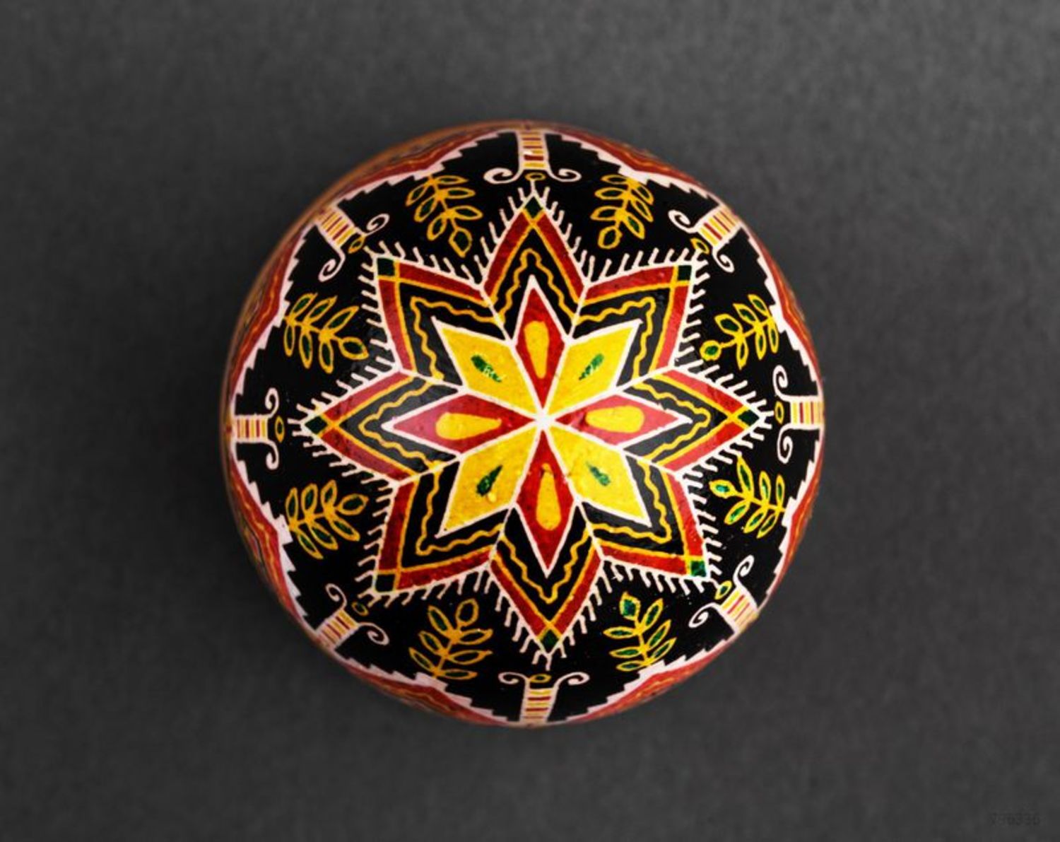 Huevo de Pascua con ornamento de autor foto 3