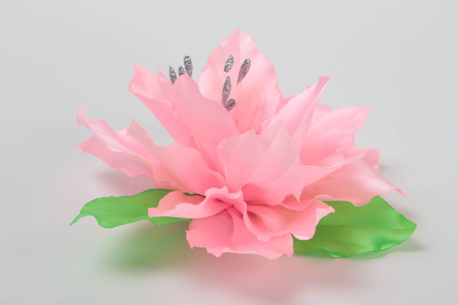 Заколка для волос с атласным цветком большая розовая нежная ручной работы фото 3