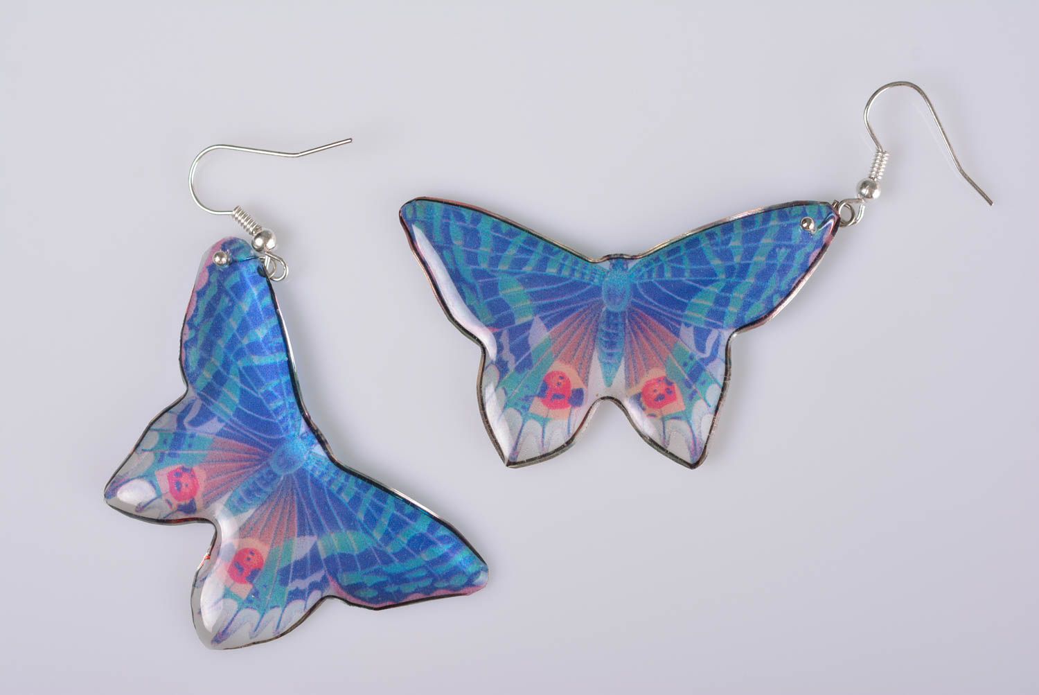 Boucles d'oreilles papillons en résine époxyde faites main bleues pendantes photo 4