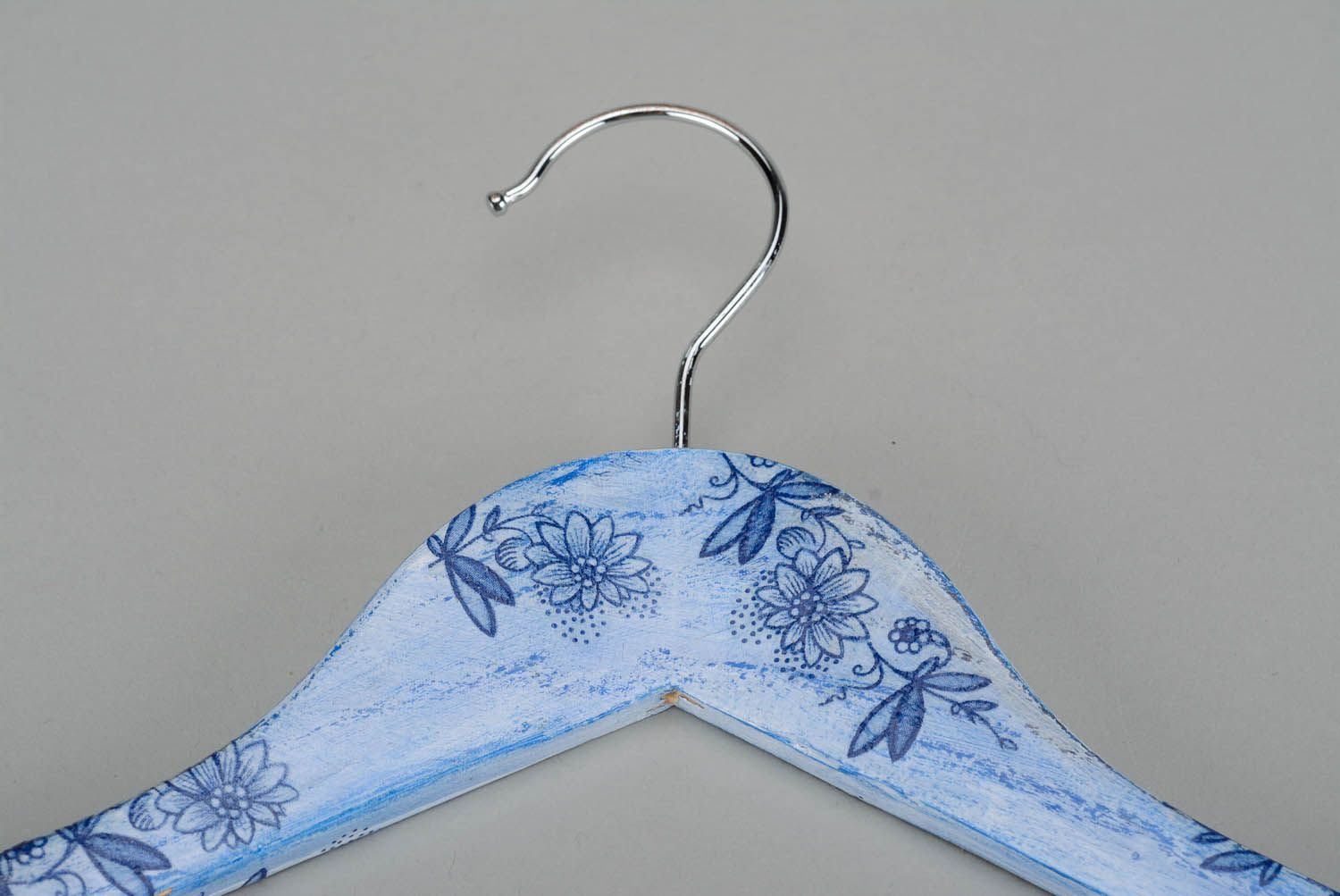 Cintre design avec serviettage Ornement floristique bleu photo 4