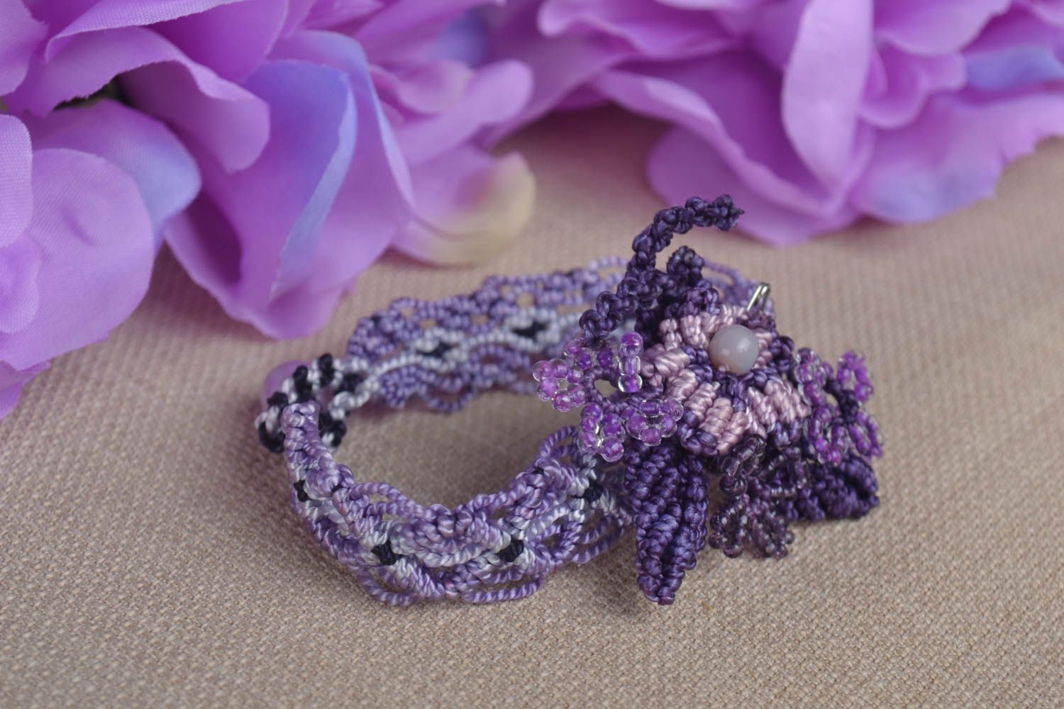 Bracelet design avec Broche textile faits main violets macramé Cadeau femme photo 1