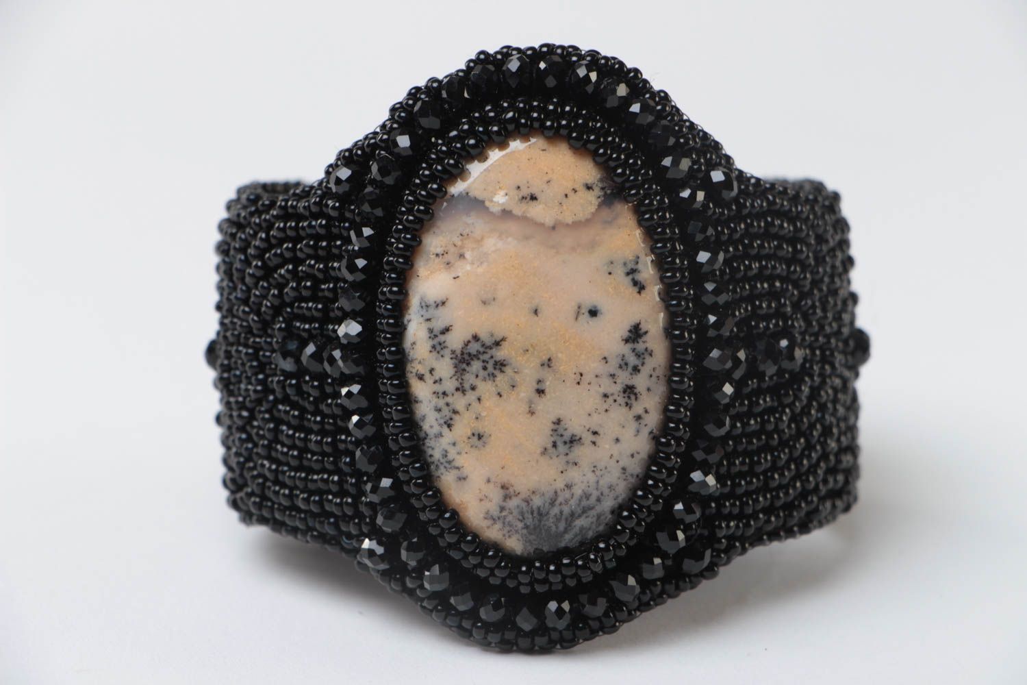 Large bracelet noir brodé de perles de rocaille avec opale beau fait main photo 3