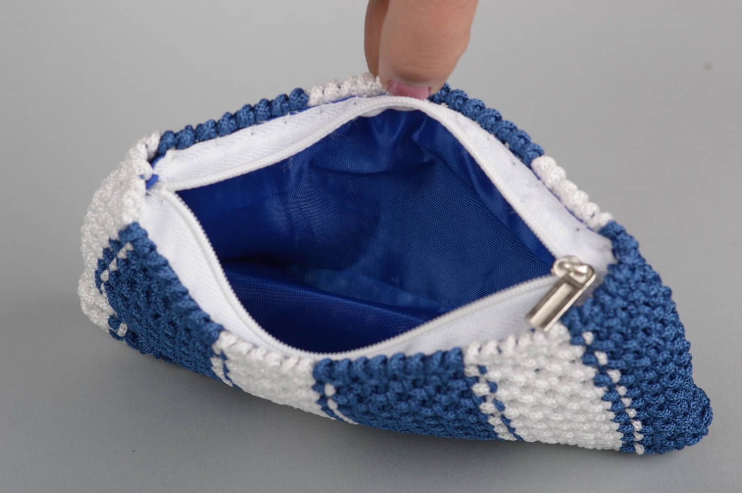 Косметичка ручной работы сумочка для косметики бело синяя изделие из макраме фото 4