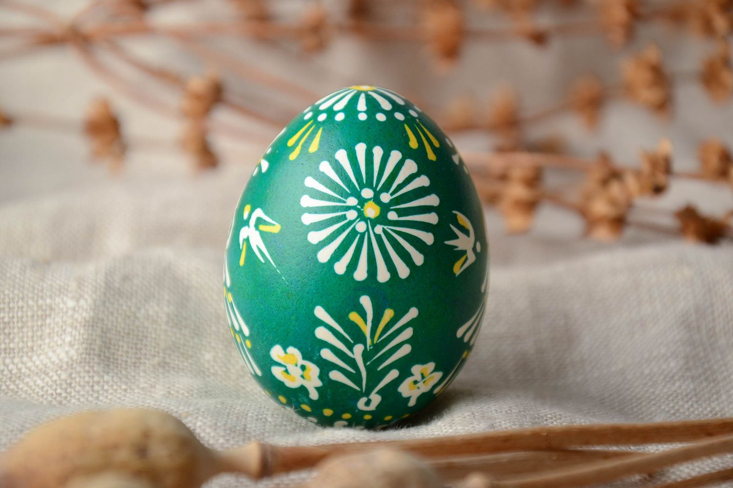Huevo de Pascua a base de un huevo de gallina vaciado foto 1