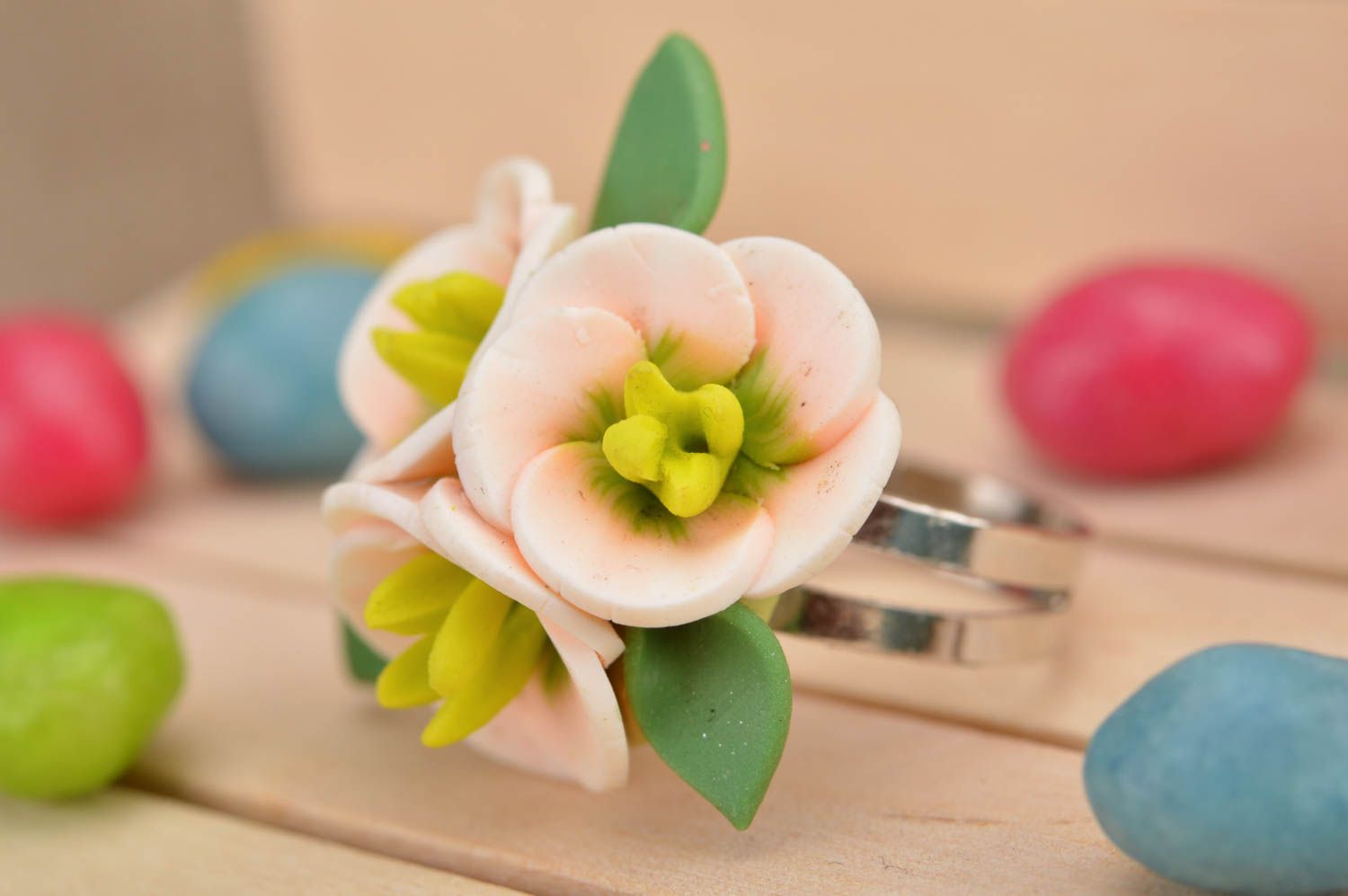 Anillo artesanal elegante con forma de tres flores de arcilla polimérica  foto 1