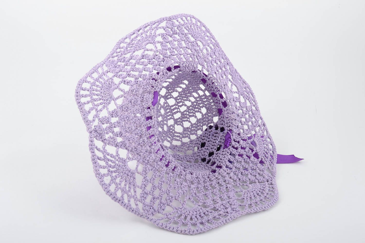 Хлопковая шляпа вязаная крючком ажурная с фиолетовым цветком ручной работы фото 5
