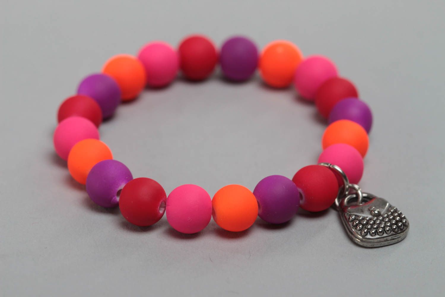 Bracelet de perles en plastique multicolore avec breloque fait main pour enfant photo 2