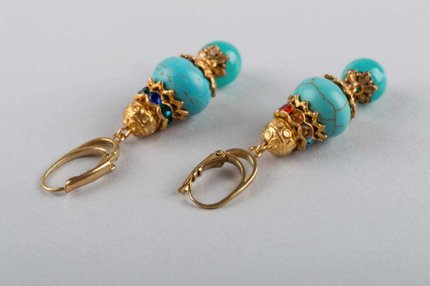 Pendientes artesanales de turquesa y latón delicados azules largos accesorio foto 4