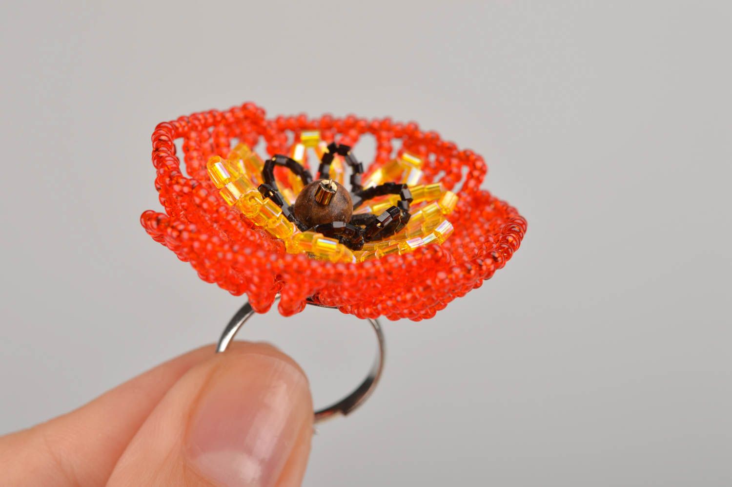 Handgemachter Blumen Ring aus Glasperlen in Form von üppiger Mohnblume für Damen foto 2