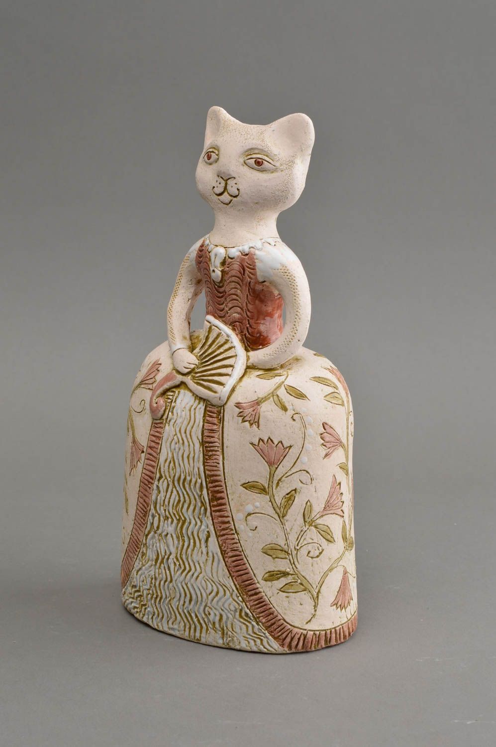 Handgemachte Statuette aus Ton in Form der Katze im Vintage Kleid für Interieur foto 2