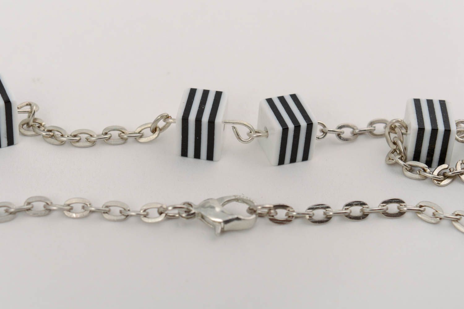 Gestreifte handgemachte lange Halskette aus Polymerton mit Kette für Dame  foto 4