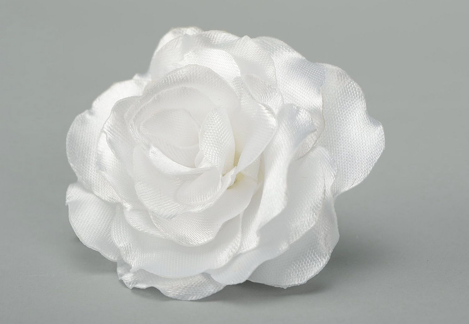 Резинка для волос с атласным цветком Белая роза фото 1