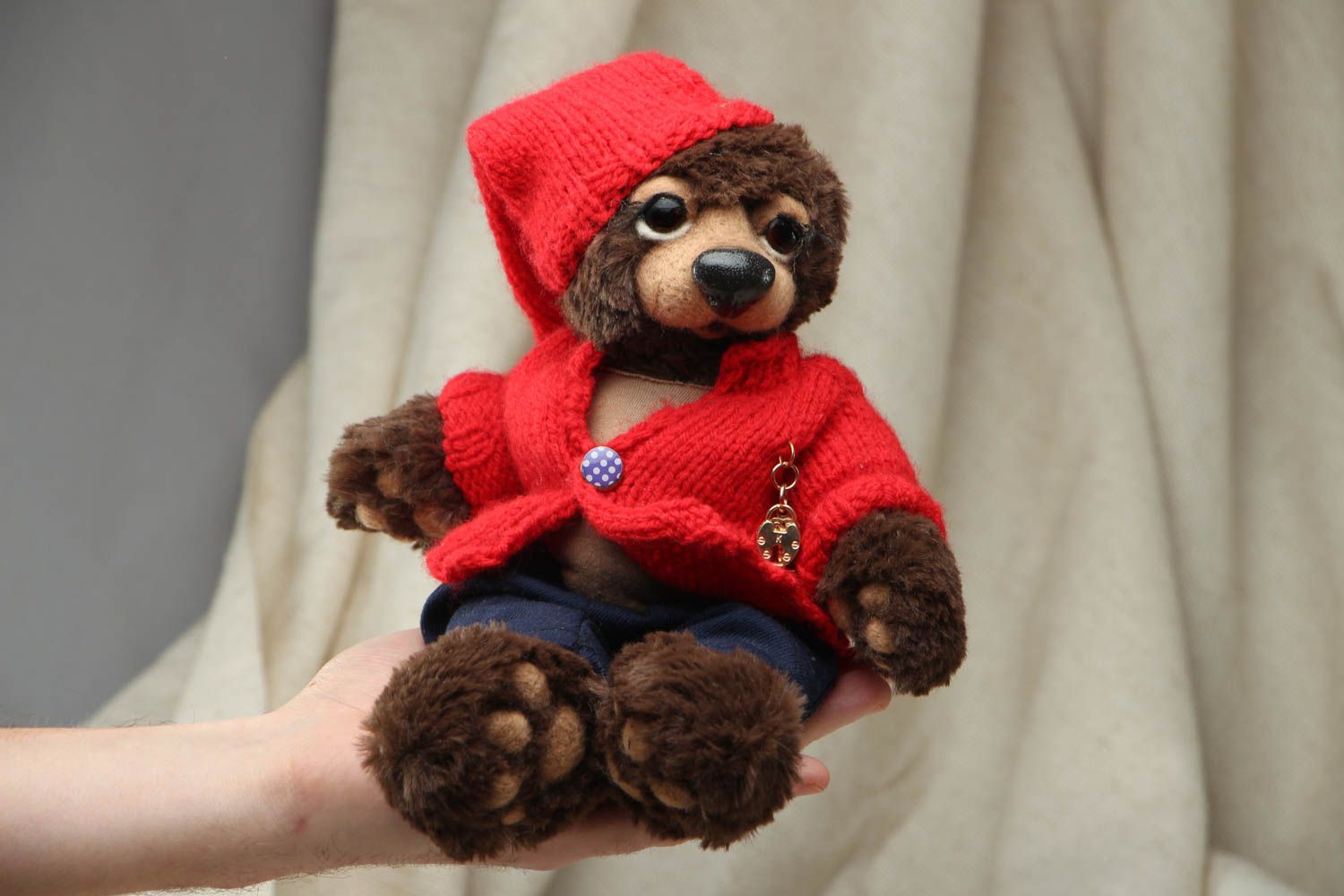 Мягкая меховая игрушка медведь в вязаном костюме фото 4