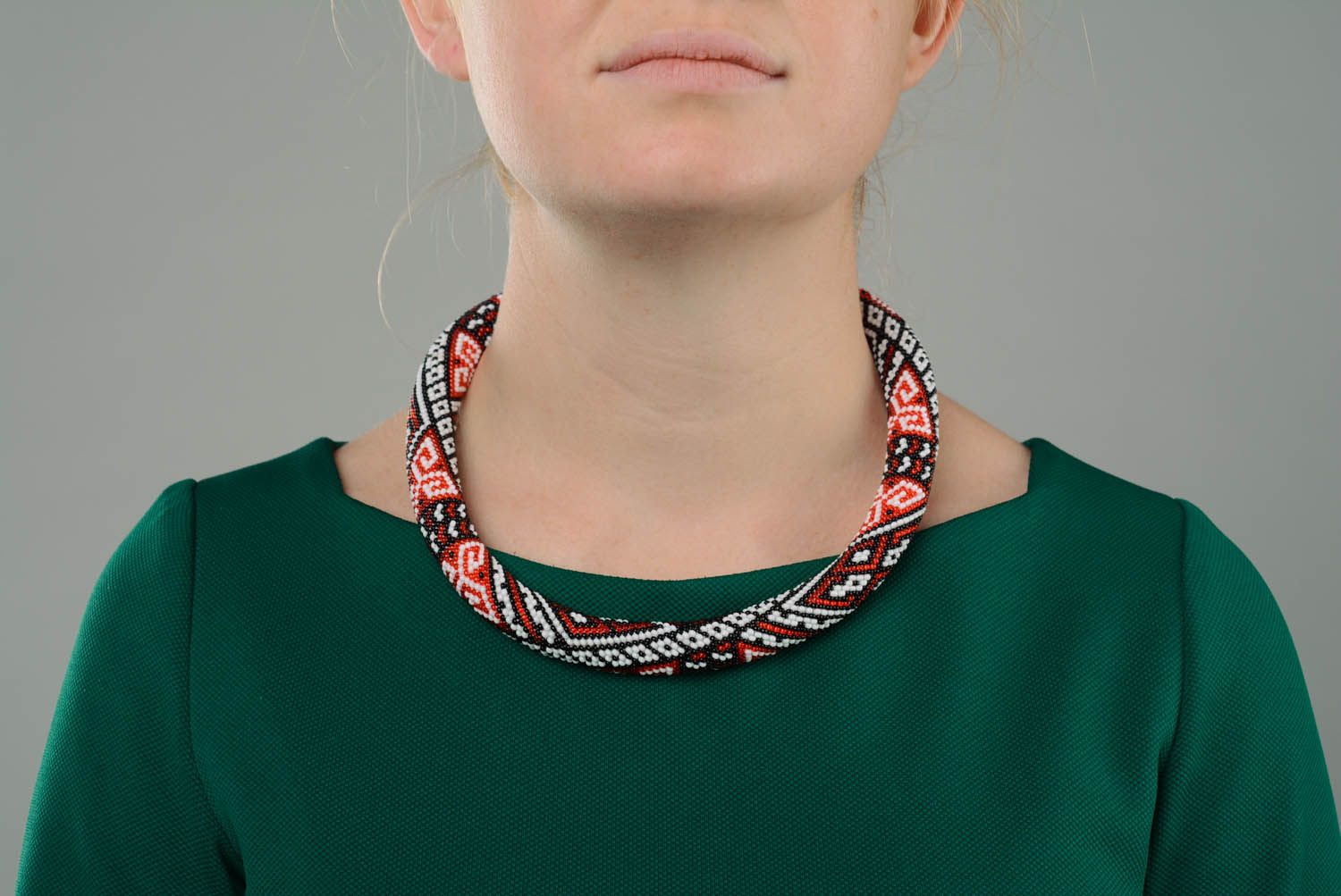 Colar de pérolas artesanal no pescoço com um ornamento tradicional ucraniano Nacional foto 3