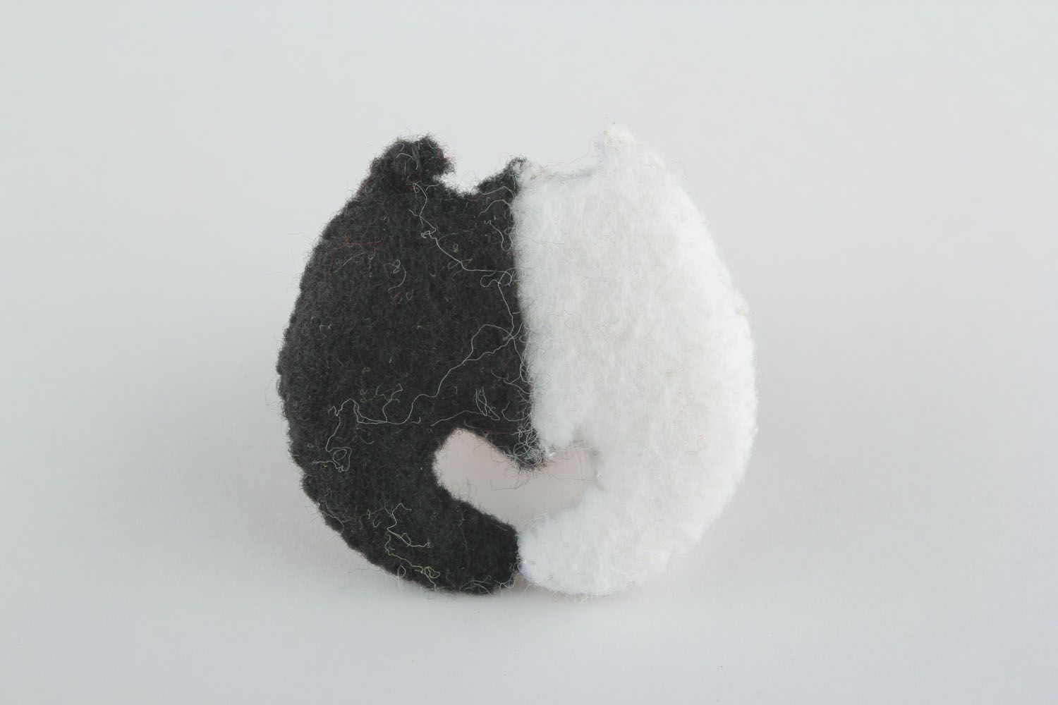 Магнит на холодильник Черный кот, белая кошка  фото 2