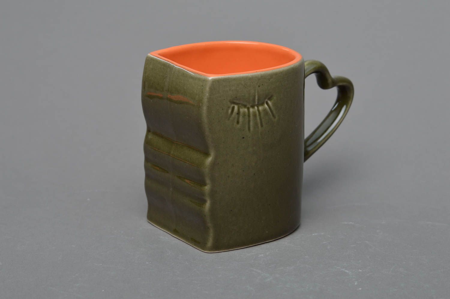 Зеленая с оранжевым чашка из фарфора ручной работы расписанная глазурью фото 3