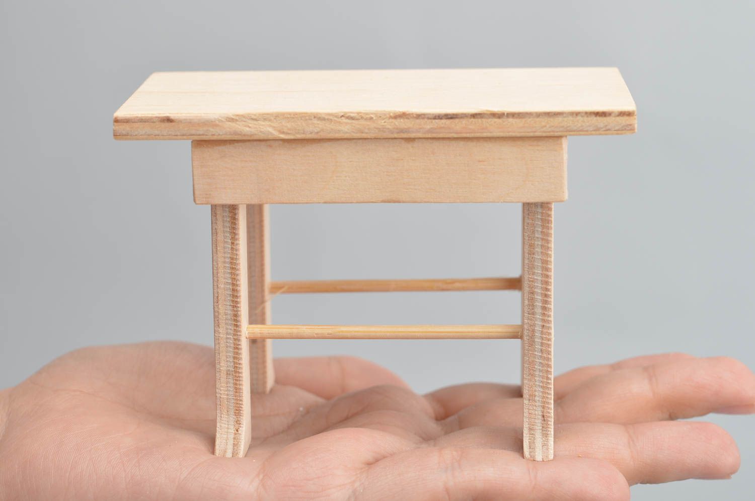 Table miniature rectangulaire en contreplaqué écologique faite main pour poupée photo 3