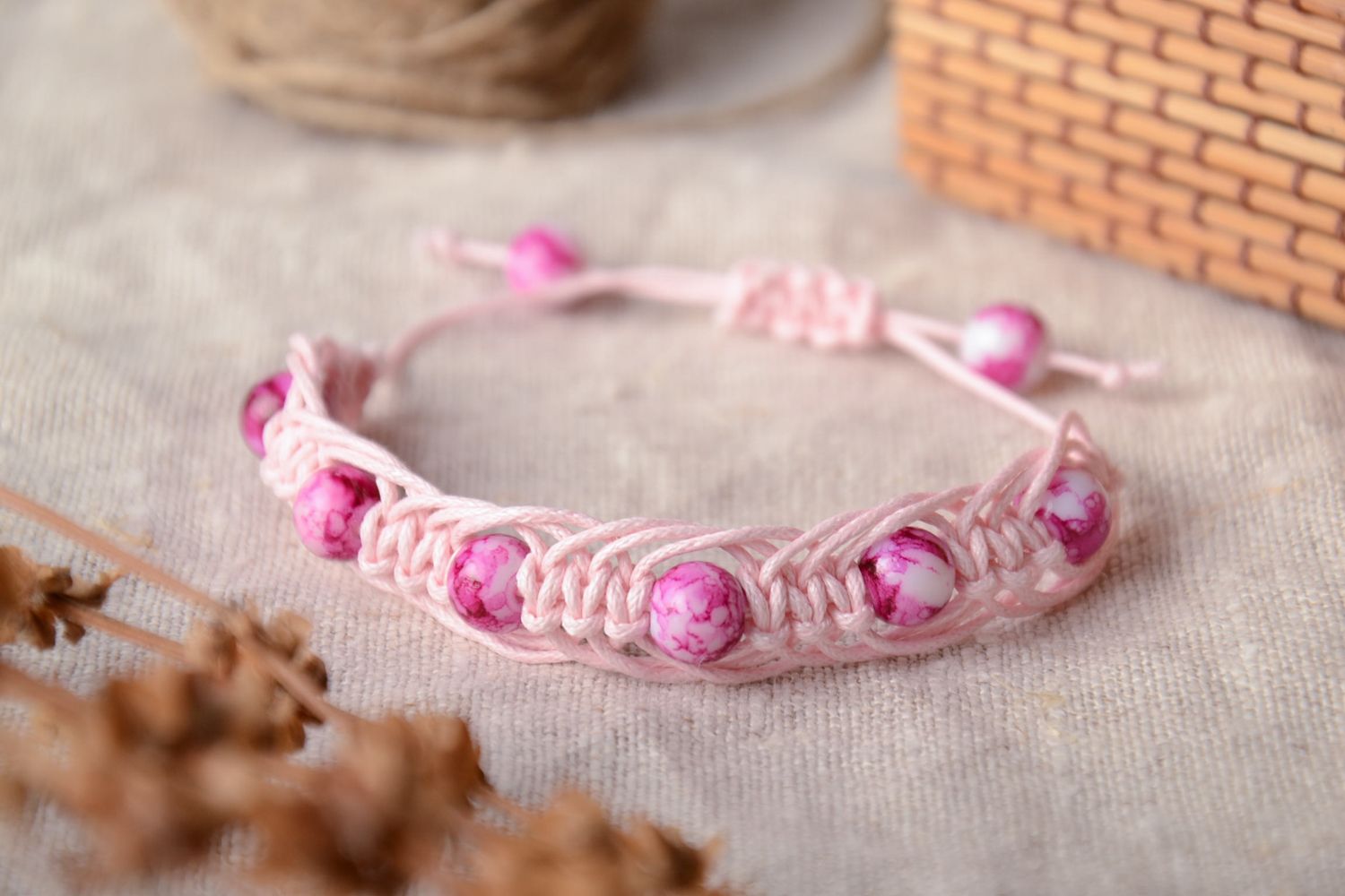 Bracelet en perles en plastique roses et cordelette tressée à la main pour femme photo 1