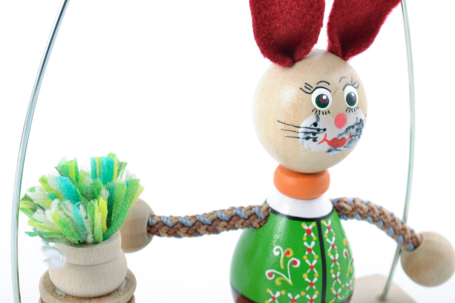 Öko Spielzeug aus Holz Hase auf Bank mit Bemalung für Kinder künstlerisch foto 3