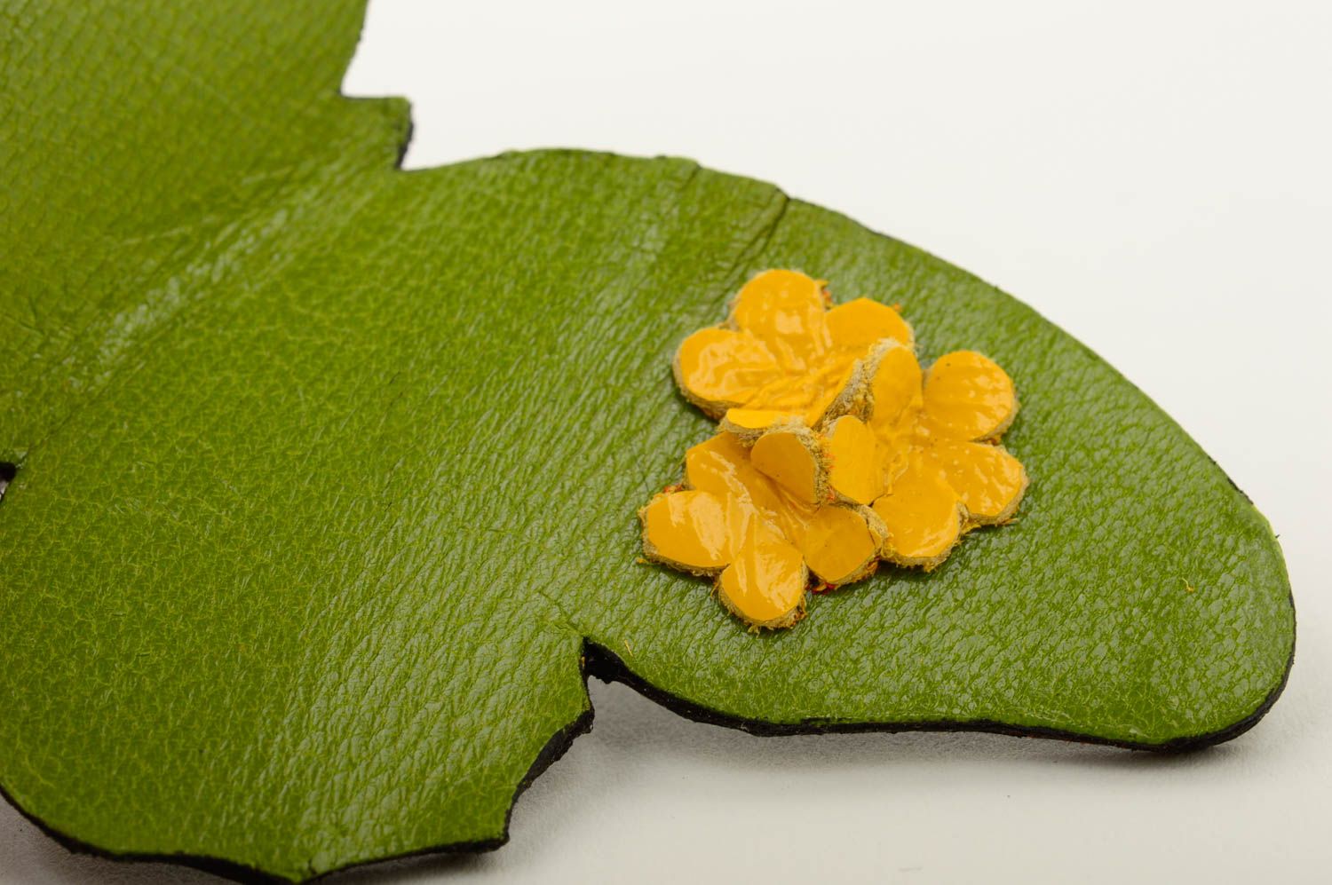 Broche en cuir Bijou fait main papillon vert fleurs jaunes Cadeau pour femme photo 4