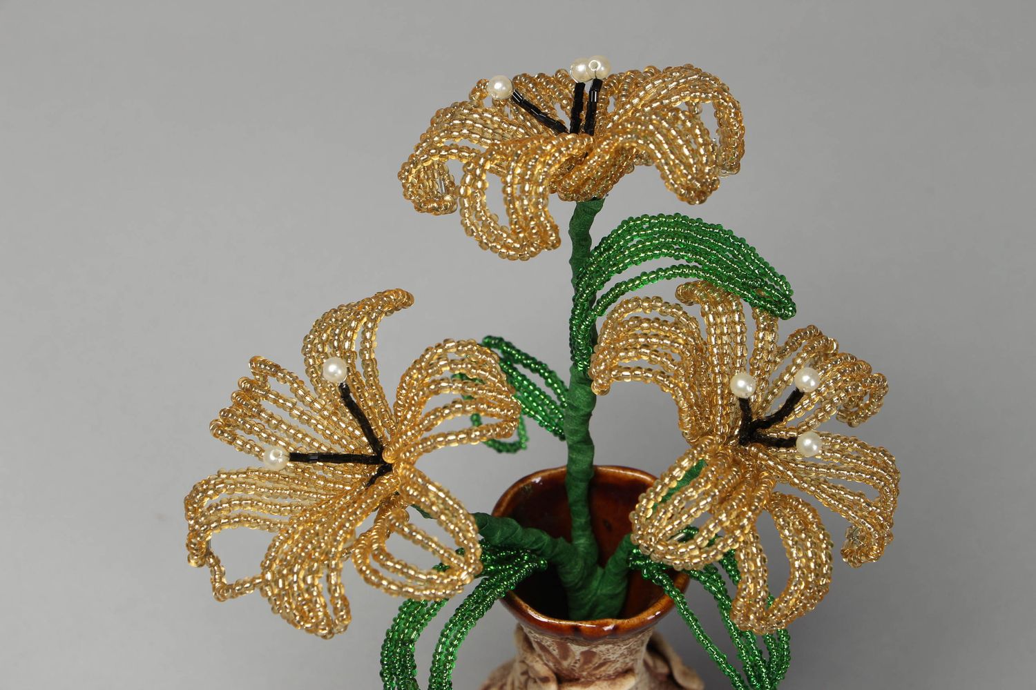 Лилии из бисера золотистые изящные  фото 3