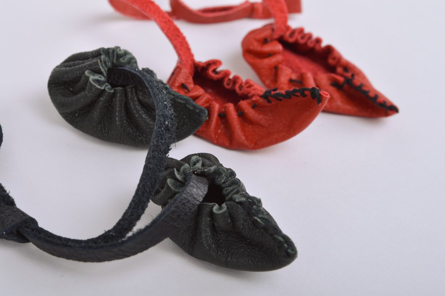 Set de llaveros de cuero artesanales con forma de patucos rojo y negro con cordones   foto 5