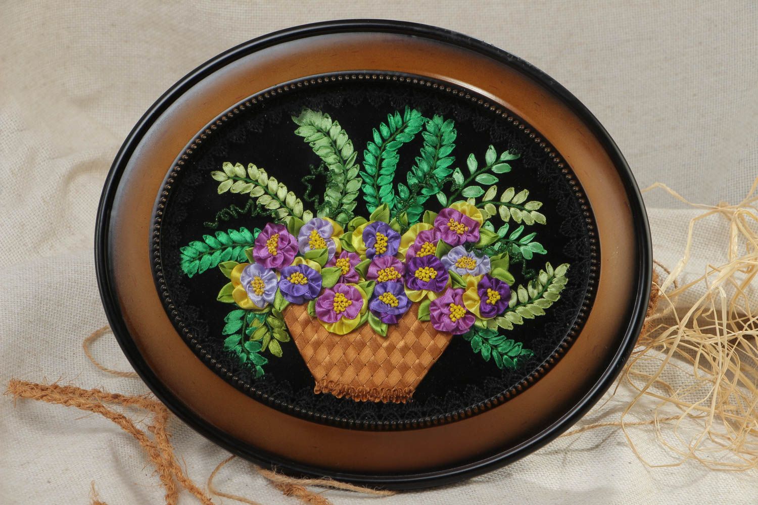 Tableau ovale brodé aux rubans de satin encadré fait main décoratif Vase photo 1
