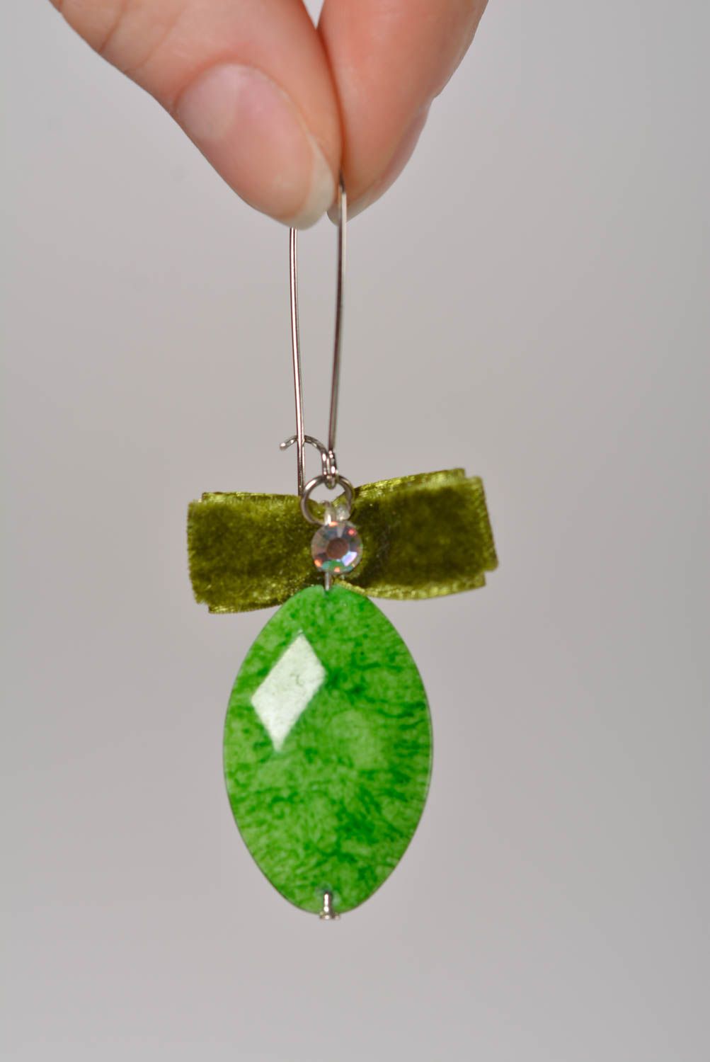 Boucles d'oreilles pendantes Bijou fait main vertes avec nœuds Cadeau pour femme photo 4