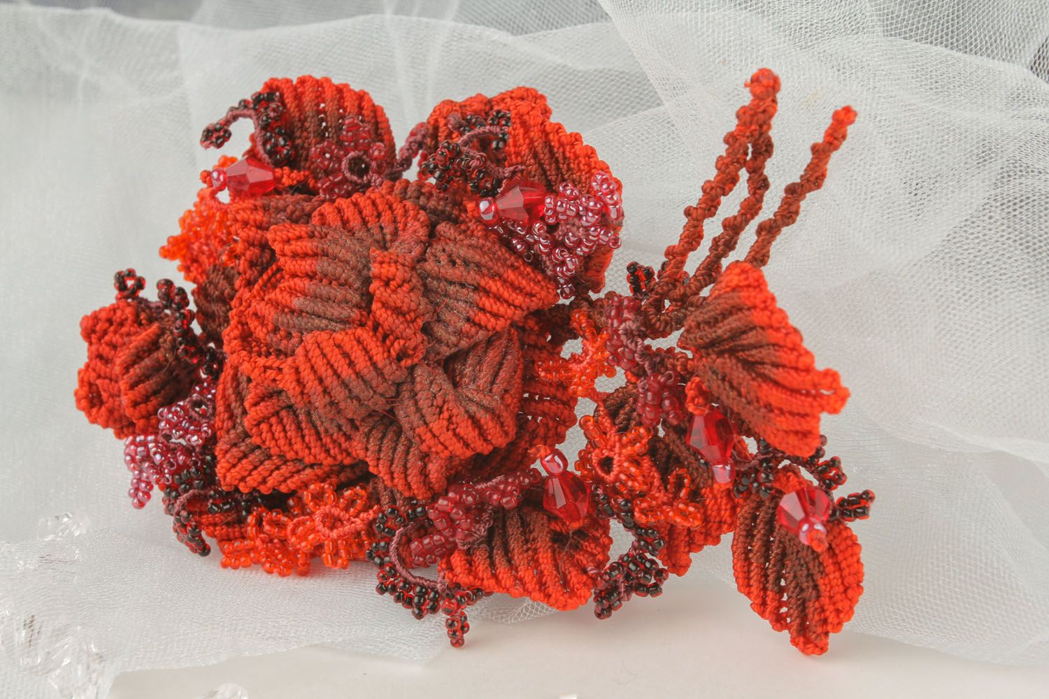 Broche en fils synthétiques Fleur rouge photo 1