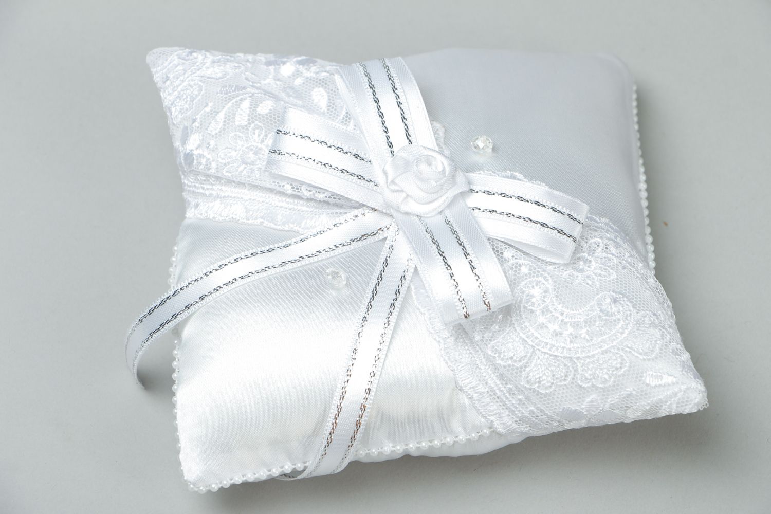 Satin ring pillow with bow photo 1