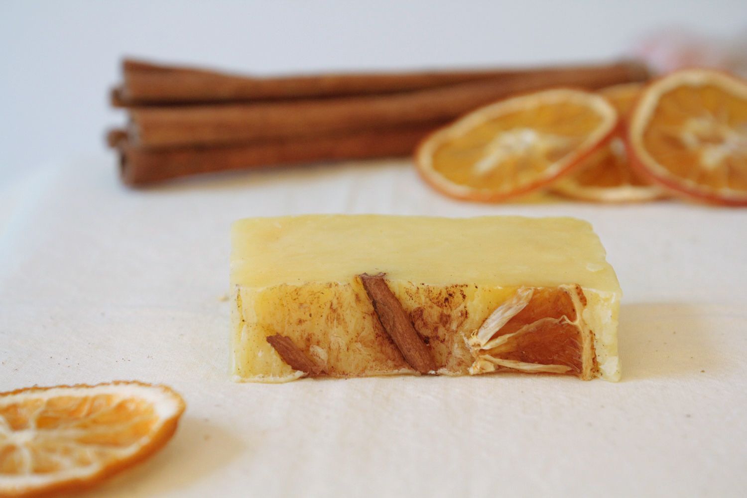 Jabón natural hecho a mano de naranja y canela foto 5