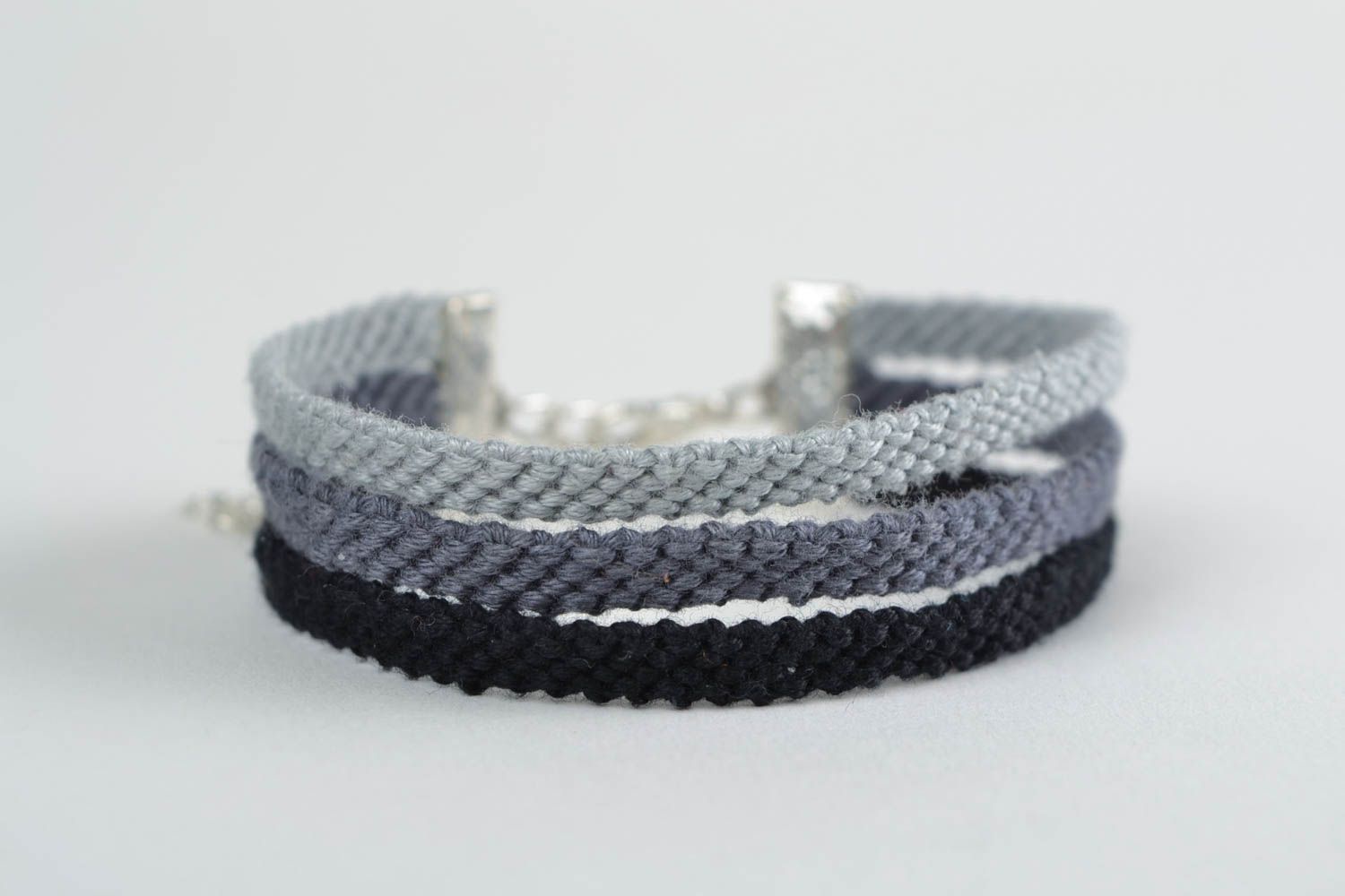 Bracelet noir gris tressé en fils moulinés en macramé fait main triple original  photo 3
