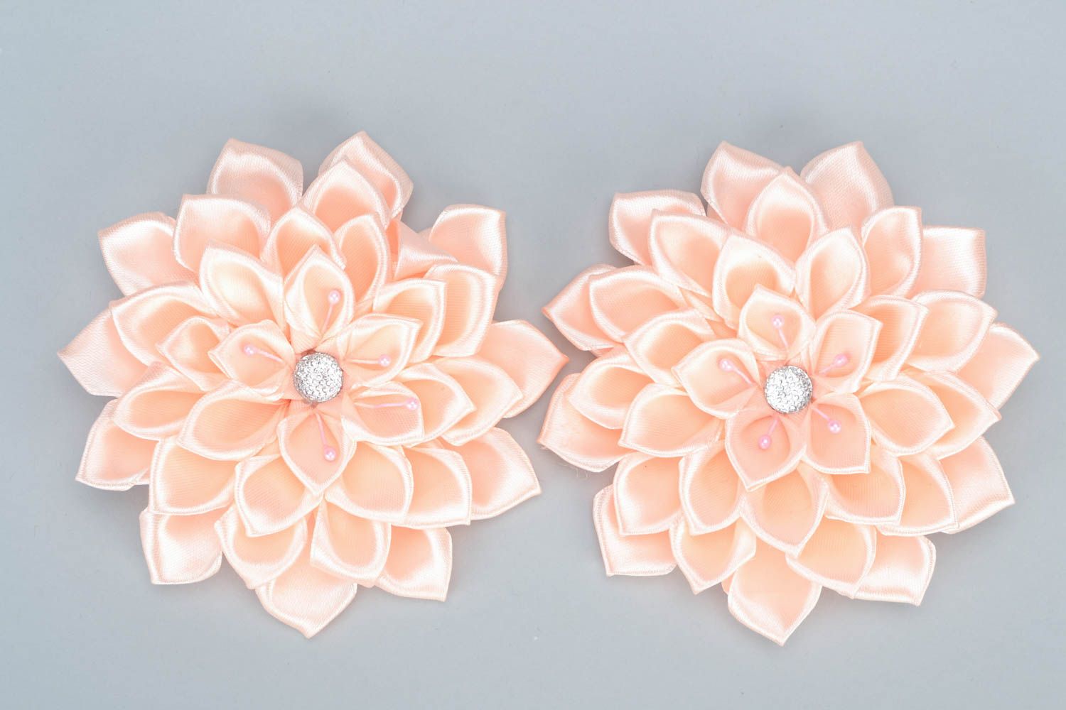 Zarte Blumen Haargummis Set aus Atlasbändern in Rosa 2 Stück in Kanzashi Technik handmade für Mädchen foto 3