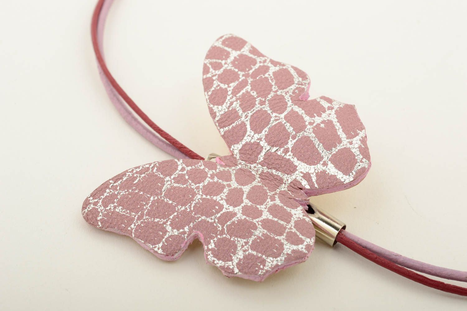 Collier avec papillon rose Bijou fait main en cuir original Cadeau femme photo 4