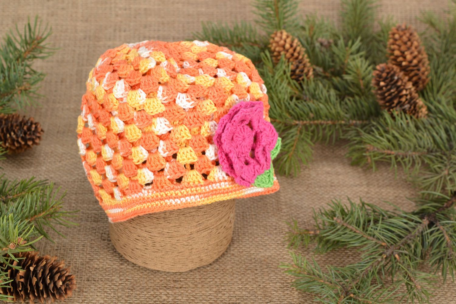 Cappello con fiore di lana fatto a mano accessorio divertente da bambine
 foto 1