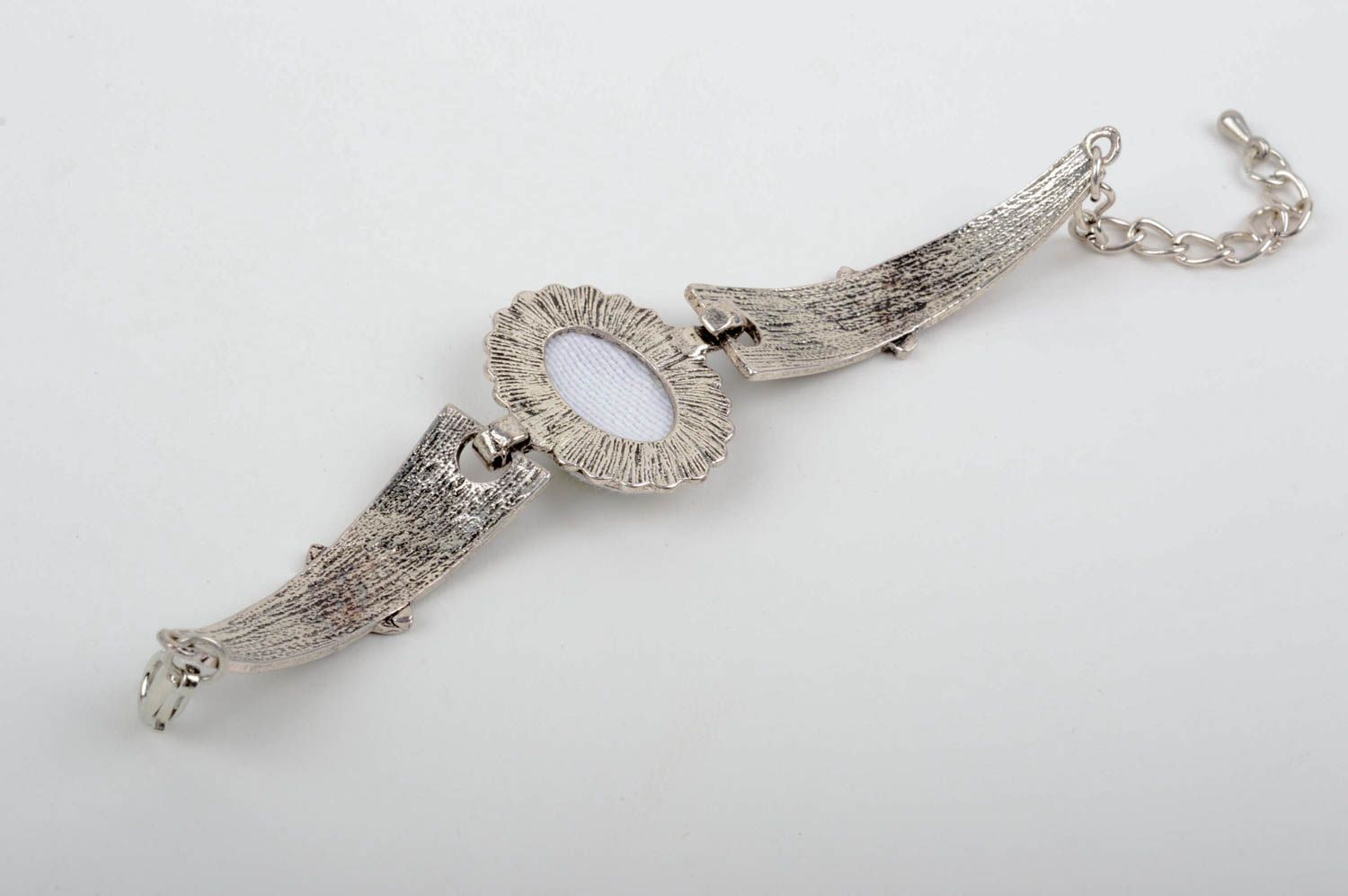 Браслет ручной работы браслет крестиком вышитый браслет на металлической основе фото 3