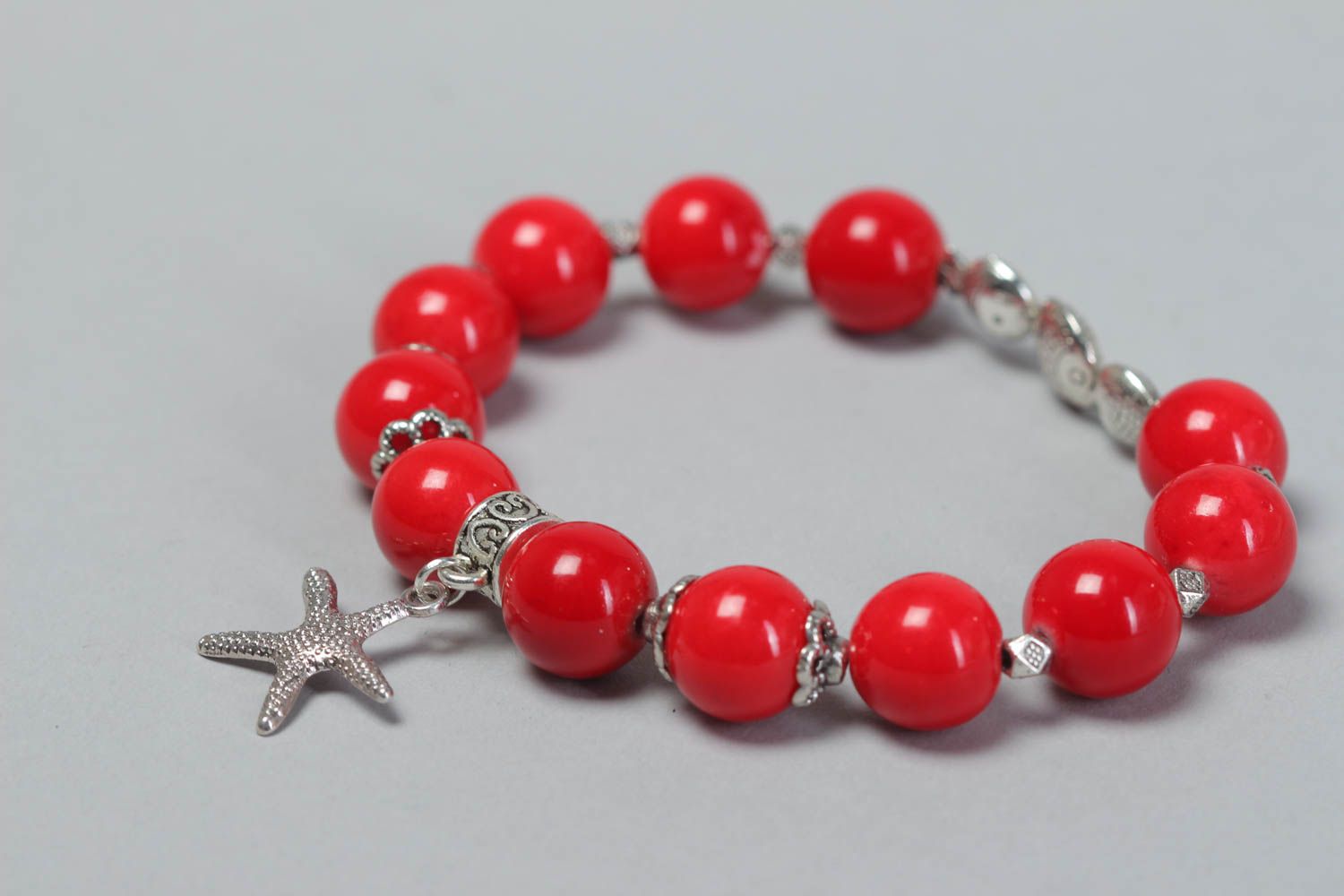 Bracelet en corail fin rouge avec étoile de mer en métal fait main pour femme photo 3