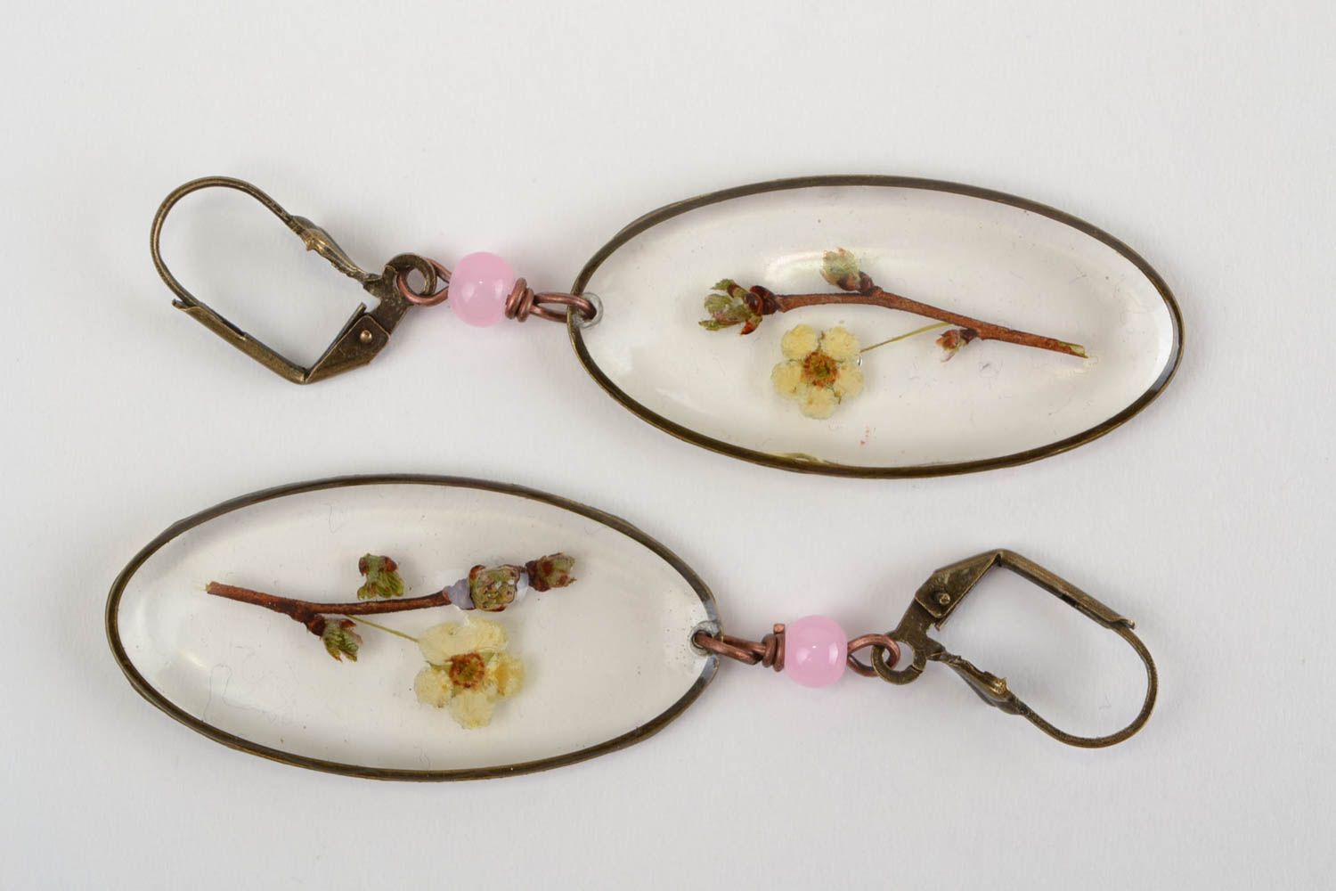 Овальные серьги с сухоцветами и эпоксидной смолой прозрачные ручной работы фото 7
