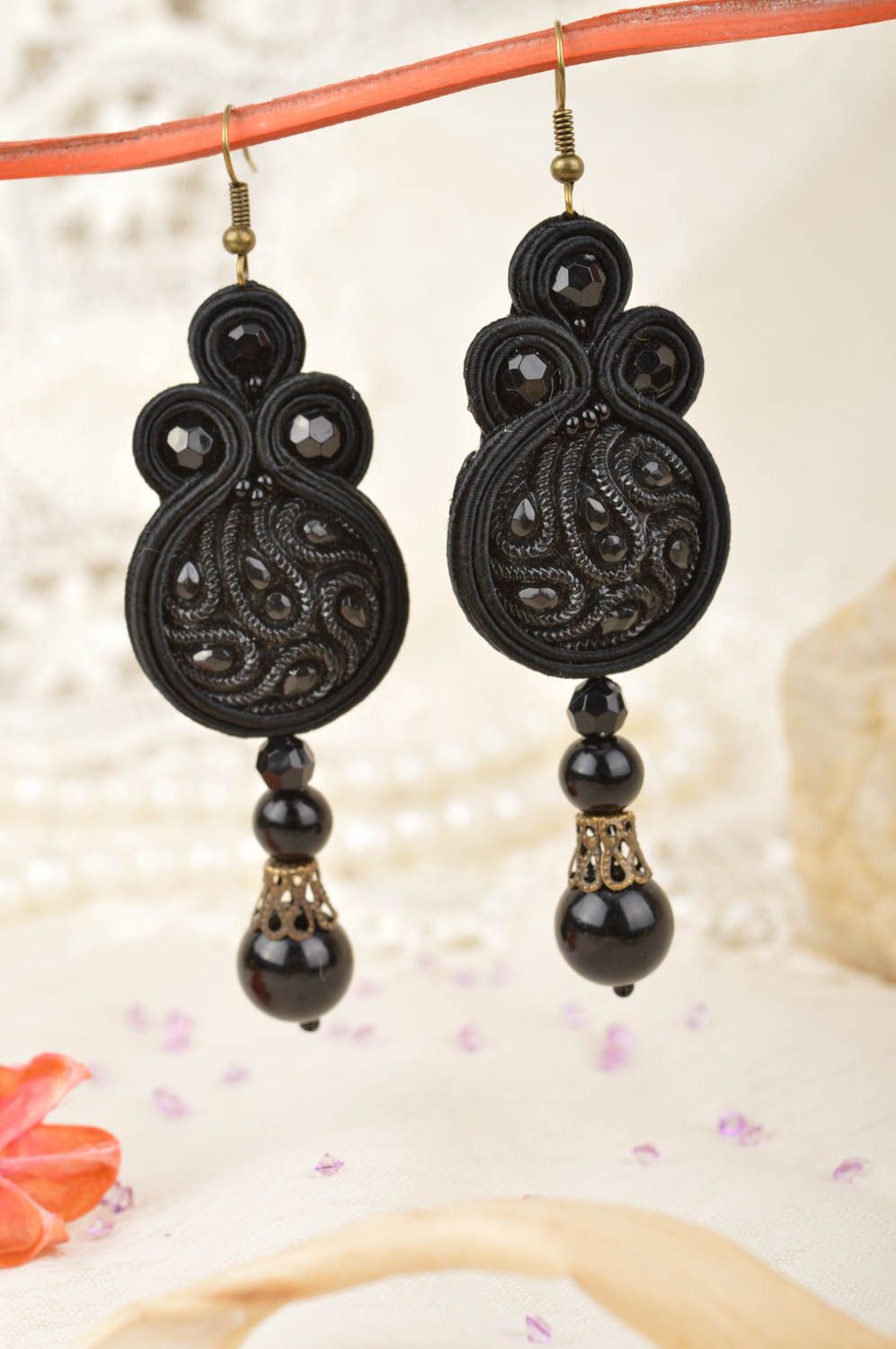 Lange massive stilvolle handgemachte Soutache Ohrringe in Schwarz für Damen foto 1
